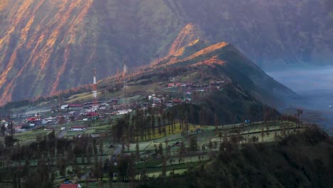 Dorf-Im-Mount-Bromo,-Aufgenommen-Am-Seruni-Point