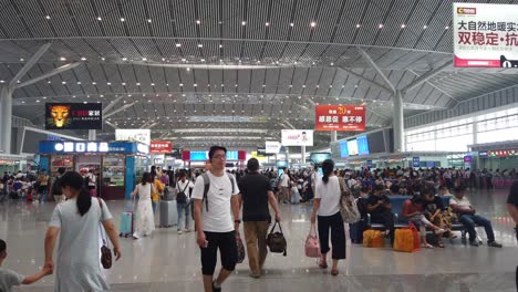 Xian,-China---Juli-2019:-Massen-Von-Chinesen-Im-Modernen-Hochgeschwindigkeitsbahnhof-Von-Xian