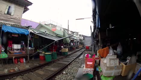 Un-Emocionante-Viaje-En-Tren-Al-Mercado-Ferroviario-De-Mae-Klong