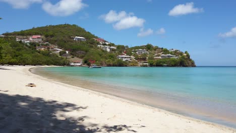 Un-Dron-Estrellado-Secándose-Al-Sol-Después-De-Bucear-En-El-Mar-Caribe