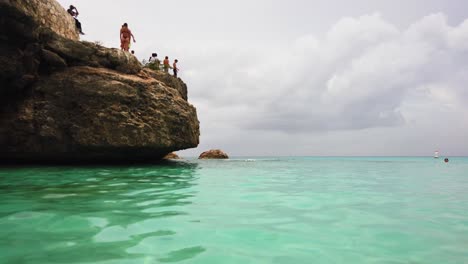 Salto-De-Acantilado-En-Esta-Increíble-Playa-Grote-Knip-En-El-Caribe-Holandés,-Curacao