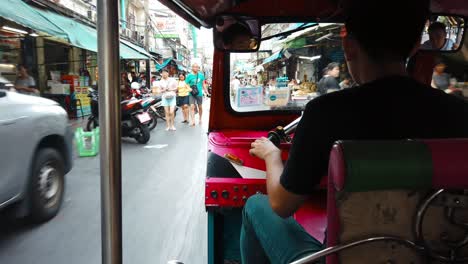 Paseo-En-Tuktuk-Por-Las-Calles-De-Bangkok-Disfrutando-De-Los-Lugares-De-Interés-Locales