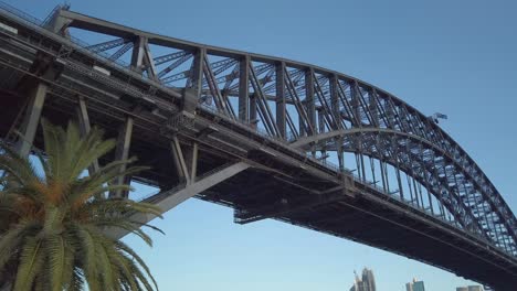 Hermosa-Panorámica-Y-Primer-Plano-Del-Puente-Del-Puerto-De-Sydney-Debajo-Del-Puente-Al-Atardecer