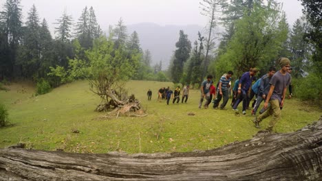 Montañeros-Del-Himalaya-De-Un-Instituto-De-Formación-De-Montañismo-En-Su-Camino-Hacia-El-Sendero