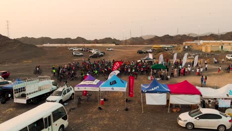 Ciclistas-De-Montaña-Reunidos-En-La-Línea-De-Salida-De-Una-Carrera-En-Showka,-Dubai,-Emiratos-árabes-Unidos