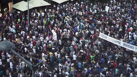 Gran-Multitud-De-Personas-En-Manifestación,-Toma-Aérea-Desde-Arriba