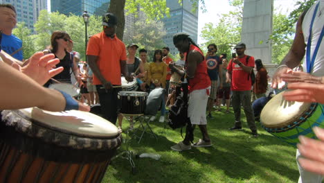 Artistas-De-Percusión-Afuera-En-El-Parque,-Músicos,-Banda-Tocando-Percusión,-Instrumentos-De-Batería,-Arte-Rítmico,-Festival-Exterior,-Tabla,-Bateristas,-Pandereta,-Actuación-De-Tambores