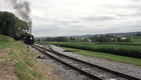 Strasburg,-Pennsylvania---26.-August-2019:-Ein-Alter-Dampfzug-Fährt-Am-26.-August-2019-Auf-Den-Gleisen-In-Strasburg,-Pennsylvania