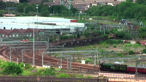 Toma-Estática-Del-Tren-De-Vapor-Flying-Scotsman-60103-Que-Sale-De-La-Estación-De-Leeds-En-Un-Día-De-Verano