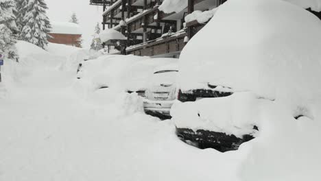 Coches-Cubiertos-De-Nieve-Después-De-Fuertes-Nevadas-En-Invierno