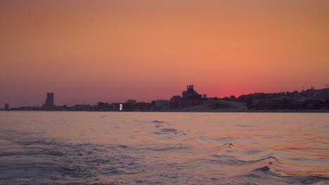 Navegando-En-El-Mar-Al-Atardecer