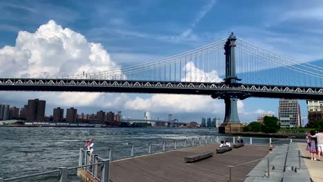 Hermosa-Vista-Del-Paisaje-Del-Puente-De-Manhattan-Con-Bote-Pequeño-En-El-Río-Este