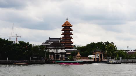 Che-Chin-Khor-Temple-and-Pagoda-at-Chaophraya-River-is-famous-to-devotees-and-for-sketchers,-photographers,-and-tourist-from-around-the-world