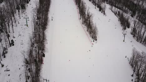 Luftaufnahmen-Einer-Drohne-Von-Skifahrern-Auf-Dem-Burke-Mountain-Im-Norden-Von-Vermont