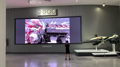 Niño-Viendo-Una-Exhibición-De-Arte-Digital-En-Un-Museo-Automotriz-En-Los-ángeles,-California