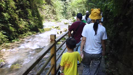 Zhangjiajie,-China---August-2019:-Mutter-Und-Ihr-Kind-Wandern-Auf-Dem-Malerischen-Weg-Entlang-Des-Grünen-Flusses,-Der-Durch-Den-Majestätischen-Grand-Canyon-Im-Zhangjiajie-Nationalpark-Fließt