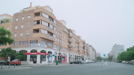 Empty-major-avenue-in-Seville,-Spain,-on-foggy-summer-morning