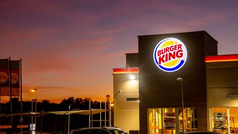 Zeitraffer-Von-Tag-Zu-Nacht-Des-Fast-Food-Restaurants-Burgerking,-Burger-Restaurant-Burger-King