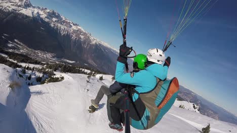 Bewegte-Luftaufnahme,-Tandem-Gleitschirmfliegen-über-Der-Madonna-Di-Campiglio,-Malerische-Aussicht-Auf-Die-Berge-In-Italien