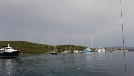 POV-Vom-Fahrenden-Boot-Zu-Den-Vor-Anker-Liegenden-Yachten