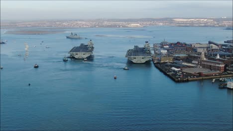 HMS-Queen-Elizabeth-Zieht-Neben-Der-Angedockten-HMS-Prince-Of-Wales