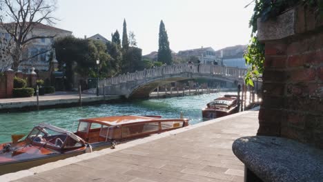 Wunderschöner-Rio-Novo-Kanal-Mit-Schwimmenden-Booten-Und-Der-Brücke-Ponte-Papadopoli