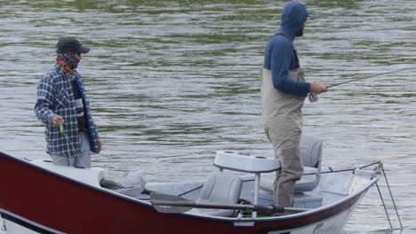 Rack-Fokus,-Nach-Oben-Geneigt,-Enthüllung-Von-Zwei-Freunden-Beim-Fliegenfischen-Am-Snake-River,-Chester,-Idaho