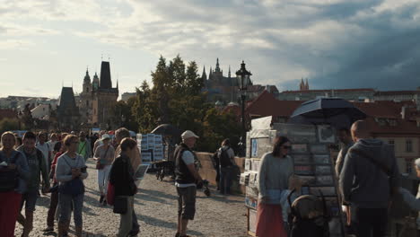 Niña-Asiática-Pasando-Y-Caminando-Con-Turistas-En-El-Puente-Charles,-Praga,-República-Checa