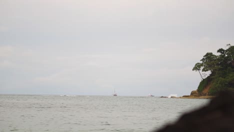 Schwenkaufnahme-Des-Strandes-Von-Manuel-Antonio-Mit-Großen-Wolken-Am-Horizont