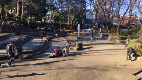 Familias-Jugando-Y-Haciendo-Un-Picnic-En-Un-Parque-Japonés-Para-Hatsumode