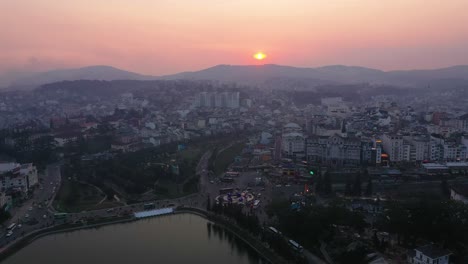 Drohnenaufnahme-Von-Da-Lat-Oder-Dalat-Im-Zentralen-Hochland-Von-Vietnam-Bei-Sonnenuntergang