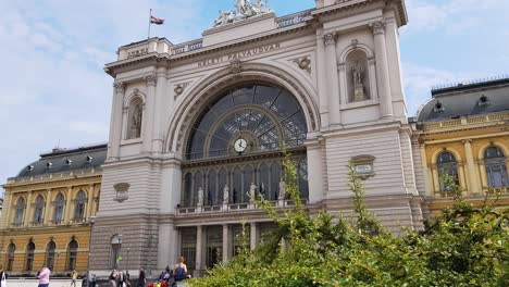 Historischer-Haupteingang-Zum-Bahnhof-Keleti-In-Budapest