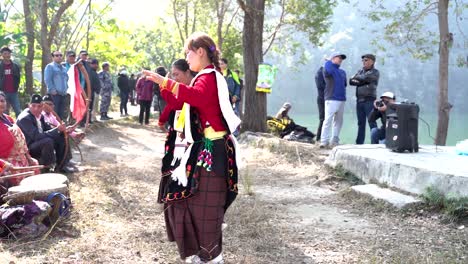 Zwei-Nepalesische-Frauen-In-Traditioneller-Nepalesischer-Kleidung-Tanzen-Zur-Musik-Ihrer-Band-Mit-Traditionellen-Nepalesischen-Instrumenten