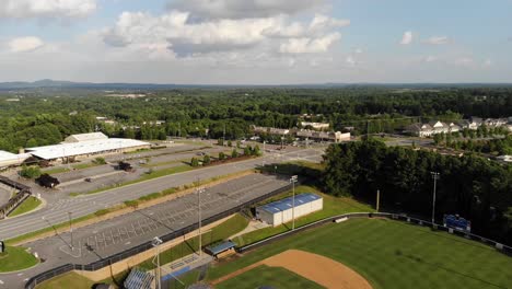 Towne-Lake-Parkway-Pueblo-Intersección-Woodstock-Georgia-Condado-Cherokee-Aéreo-Dron-Ascendente