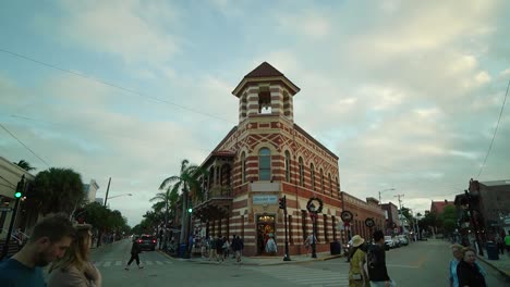 Belebte-Key-West-Kreuzung-In-Duval-Und-Front-Street-In-Der-Nähe-Des-Kreuzfahrtschiff-Docks