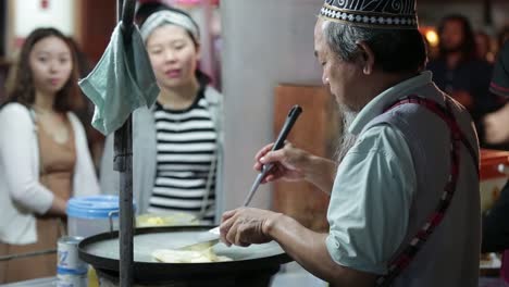 Vendedor-Ambulante-Vendiendo-Roti-En-El-Mercado-Nocturno