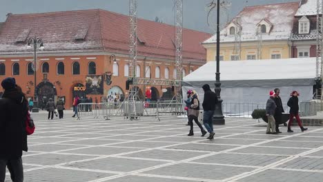 Stadtbild-Im-Dezember-Auf-Den-Straßen-Von-Brasov-Mit-Weihnachtsbeleuchtung-Und-Geschäften-In-Einer-Touristischen-Und-Bevölkerten-Zone