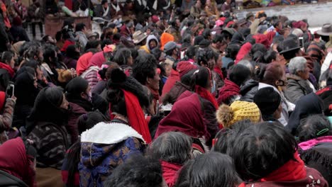 Menschen-Versammeln-Sich,-Um-Den-Traditionellen,-Farbenfrohen-Cham-Tanz-Während-Eines-Festivals-Zu-Beobachten-Und-Einen-Blick-Darauf-Zu-Werfen-–-Totale