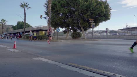 Läufer-Des-Zürcher-Marathons-In-Malaga-Kontrollieren-Die-Zeitmessung-Und-Trinken-Isotonische-Getränke