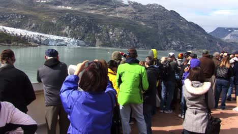 Turistas-En-La-Proa-De-Un-Crucero-En-El-Parque-Nacional-De-La-Bahía-De-Los-Glaciares-De-Alaska,-Mirando-El-Glaciar-Y-Disfrutando-Del-Paisaje