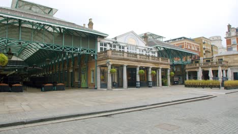 Encierro-En-Londres,-Bandeja-De-Cardán-En-Cámara-Lenta-De-Covent-Garden-Piazza-Vacía-Y-Mercado-De-Manzanas,-Extremo-Oeste,-Sin-Gente,-Durante-La-Pandemia-De-Covid-19-2020