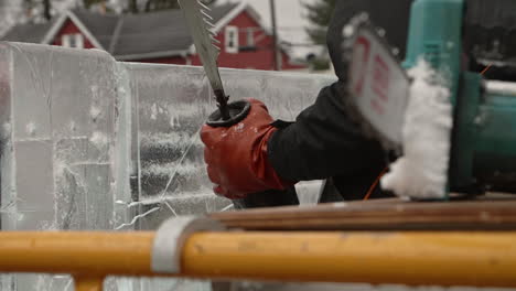 Rack-Fokus-Vom-Elektrischen-Kettensägenblatt-Zum-Eisbildhauer-Mit-Säbelsäge,-Zeitlupe