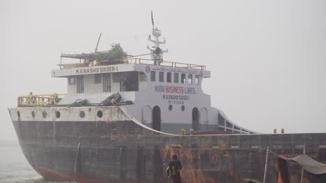 Pequeño-Barco-Se-Está-Moviendo-Para-Dar-La-Vuelta