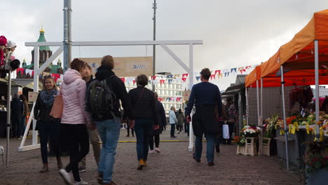 Gente-Caminando-En-El-Mercado-Callejero-En-Un-Día-Nublado