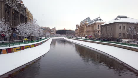 Río-Dambovita-Con-Palacio-De-Justicia,-Rodaje-De-Invierno,-Bucarest,-Rumania