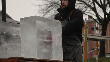 Operador-De-Montacargas-Levantando-Bloques-De-Hielo-Para-Escultor,-Cámara-Lenta