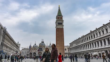 Markusplatz-Und-Basilika-Im-Zeitraffer-über-Bewölktem-Himmel-In-Venedig,-Italien