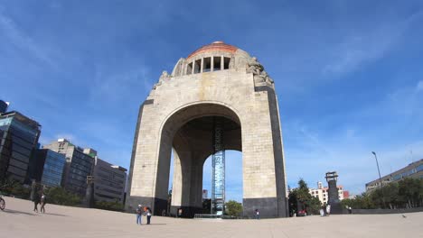 Ein-Hyperlapse-Spaziergang-Um-Das-Revolutionsdenkmal-In-Mexiko-Stadt,-Mexiko,-Eines-Der-Wichtigsten-Wahrzeichen-Der-Stadt