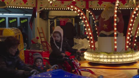 Niños-Montando-Un-Tiovivo-Con-Temática-Navideña-En-Un-Mercado-Navideño-En-Hamburgo,-Alemania,-En-Diciembre-De-2019