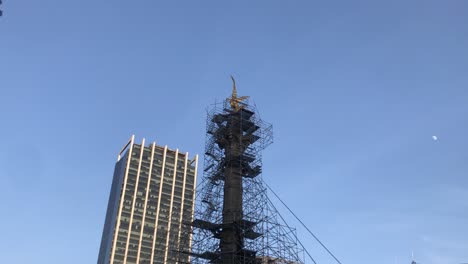 Säule-Des-Engels-Der-Unabhängigkeit-Im-Wiederherstellungsprozess-Mit-Einem-Wunderschönen-Klaren-Blauen-Himmel-Und-Dem-Mond-Im-Hintergrund-In-Mexiko-Stadt